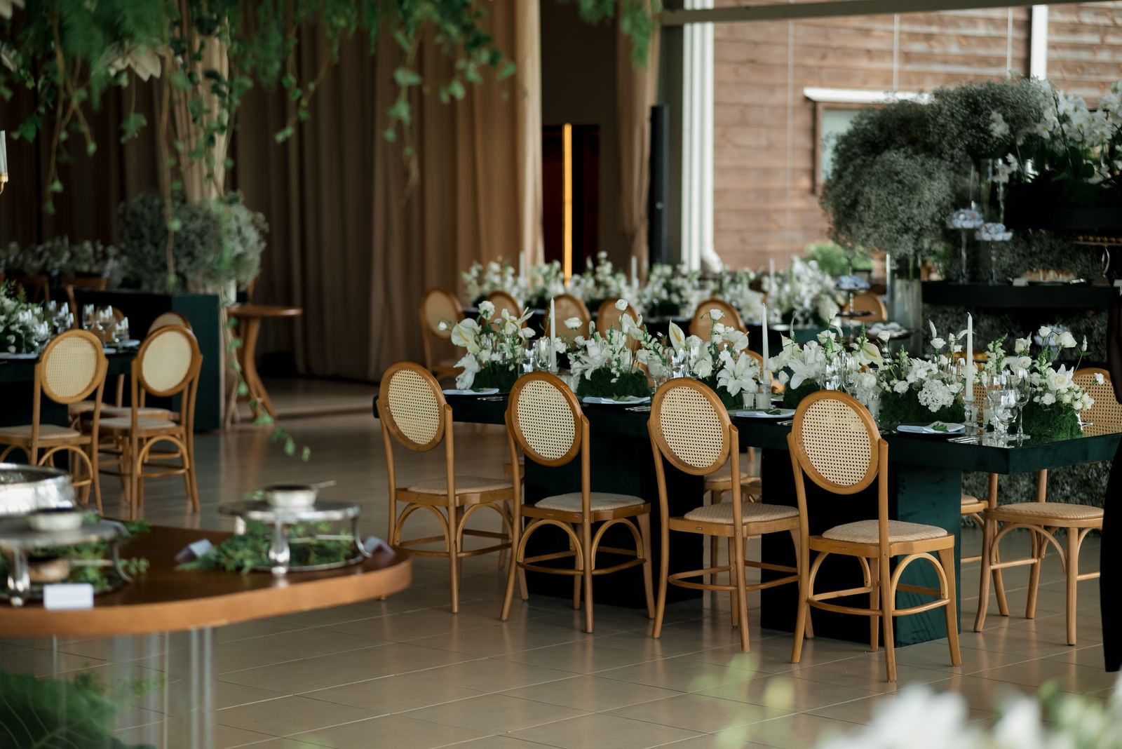 Luxury event tablescape with white florals